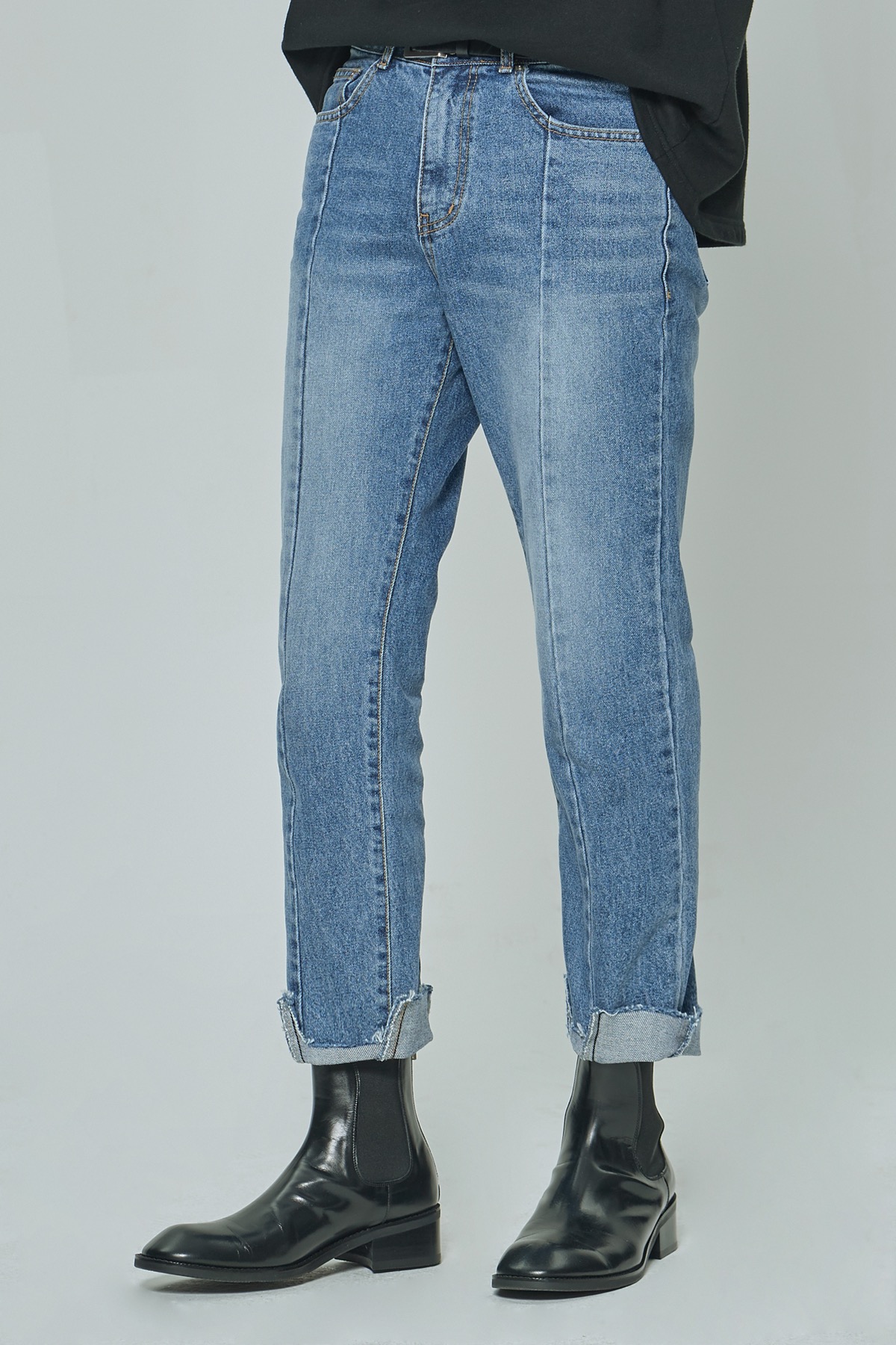 IMBALANCE TAPERED CROPPED JEANS